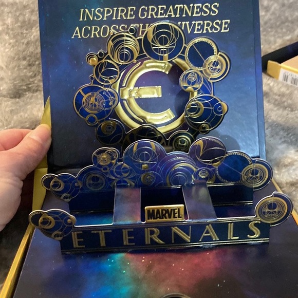 Brand new in box Limited collectors edition Urban Decay Marvel eyeshadow palette - Picture 5 of 9